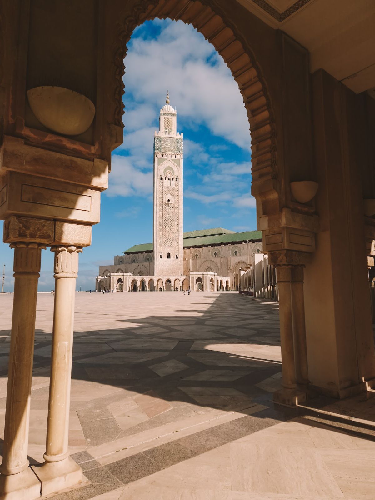 El minarete de la Mezquita Hassan II de Casablanca enmarcado por un arco