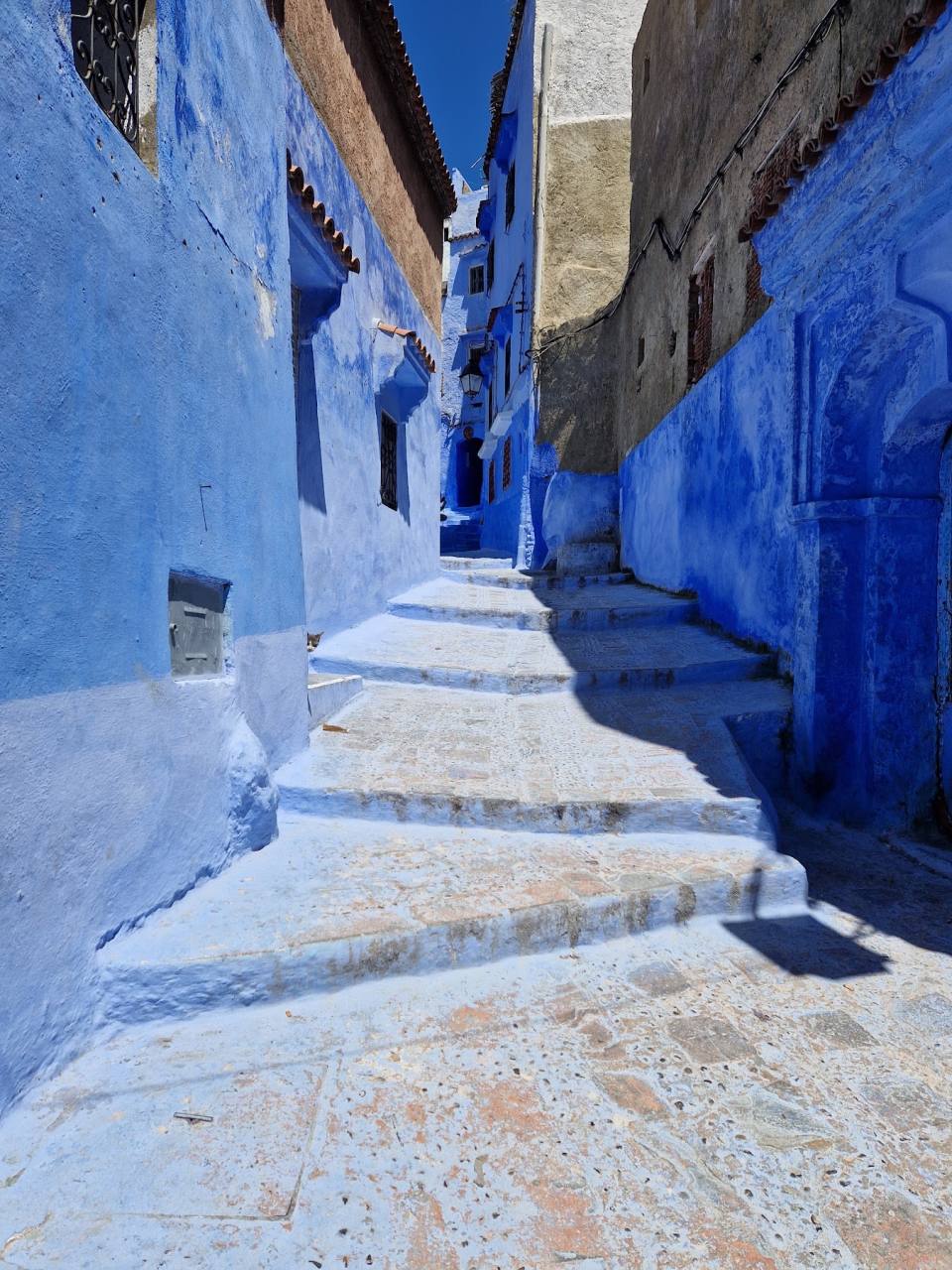 Una tranquila callejuela azul en Chefchaouen