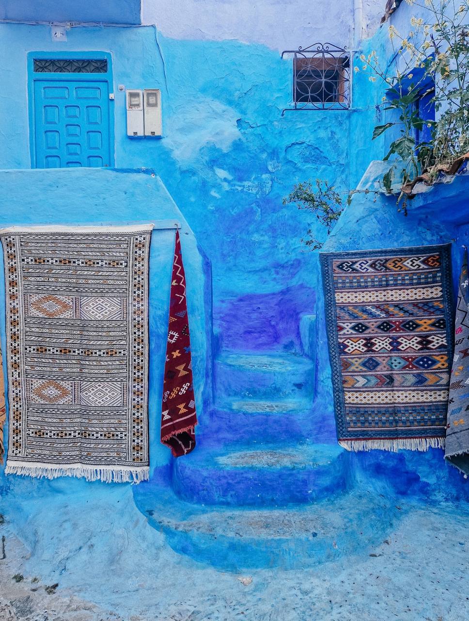 Escalones y puertas azules en Chefchaouen