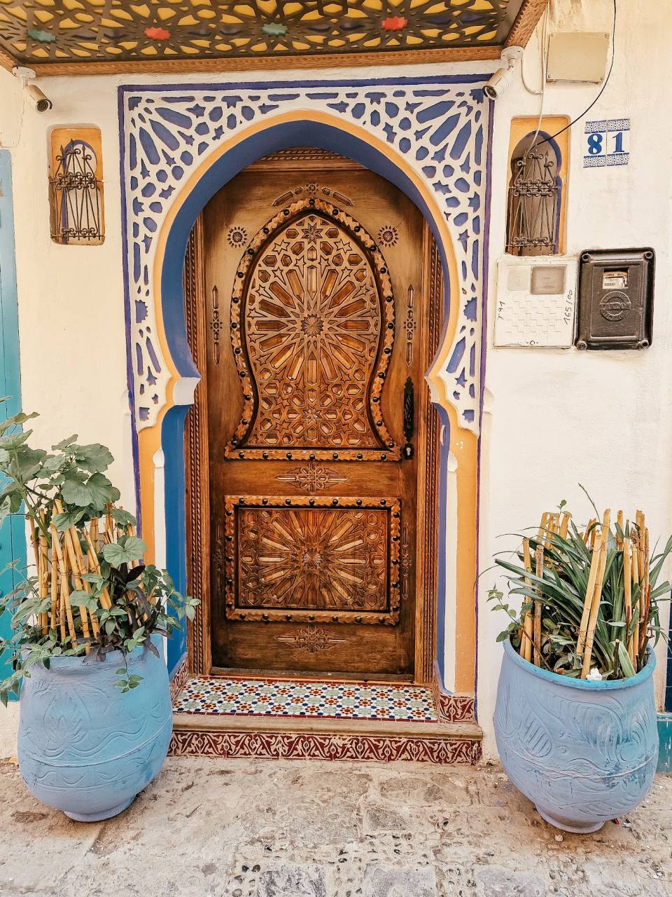 Una puerta de madera tallada en la medina de Chefchaouen