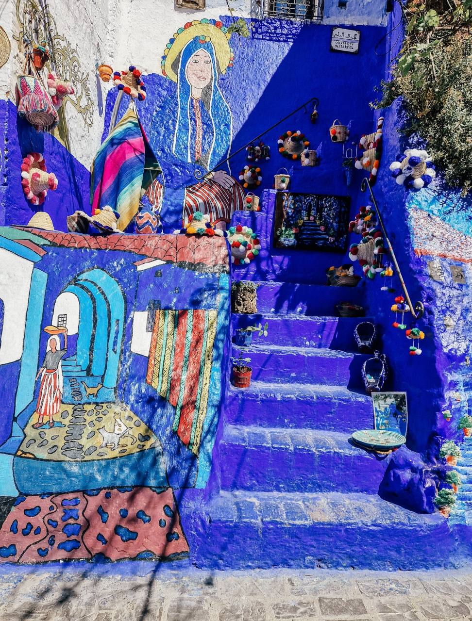 Escaleras pintadas en la medina de Chefchaouen