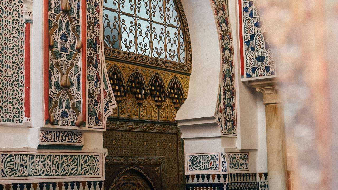 Estuco tallado y azulejos en una madrasa de Fez