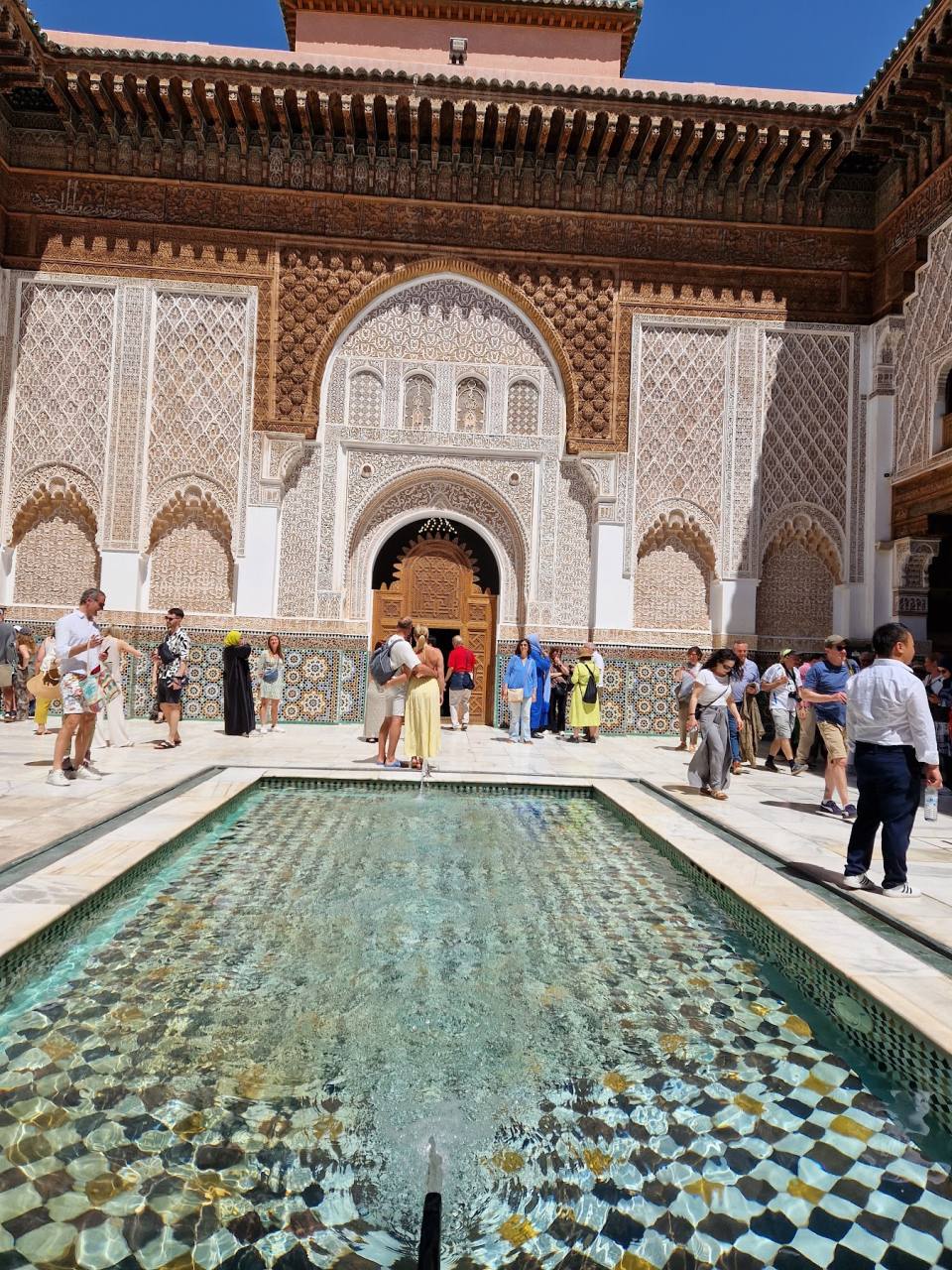 El estanque del patio de la madrasa Ben Youssef