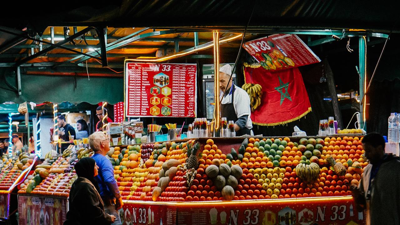 Puestos de comida iluminados de noche en Jemaa el-Fna