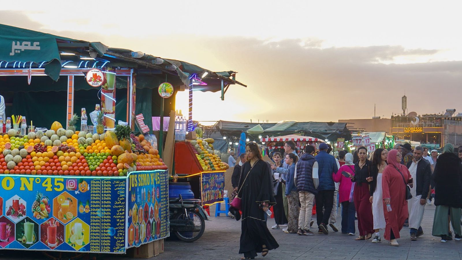 Puestos de fruta en la plaza Jemaa el-Fna de Marrakech al atardecer