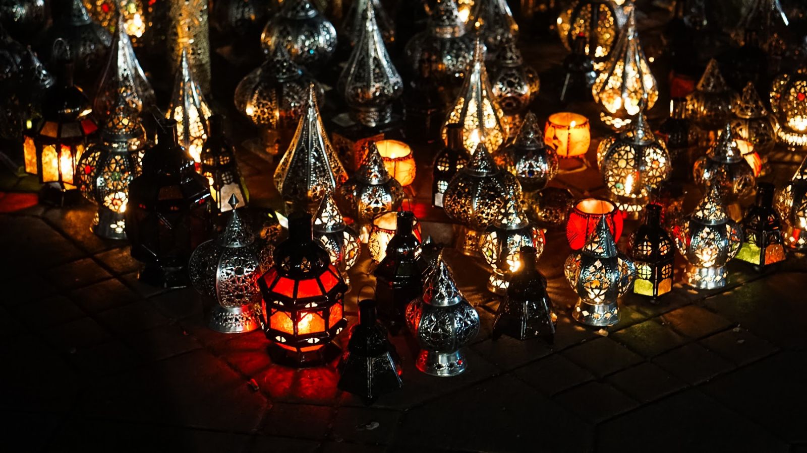Farolillos encendidos en un zoco de Marrakech