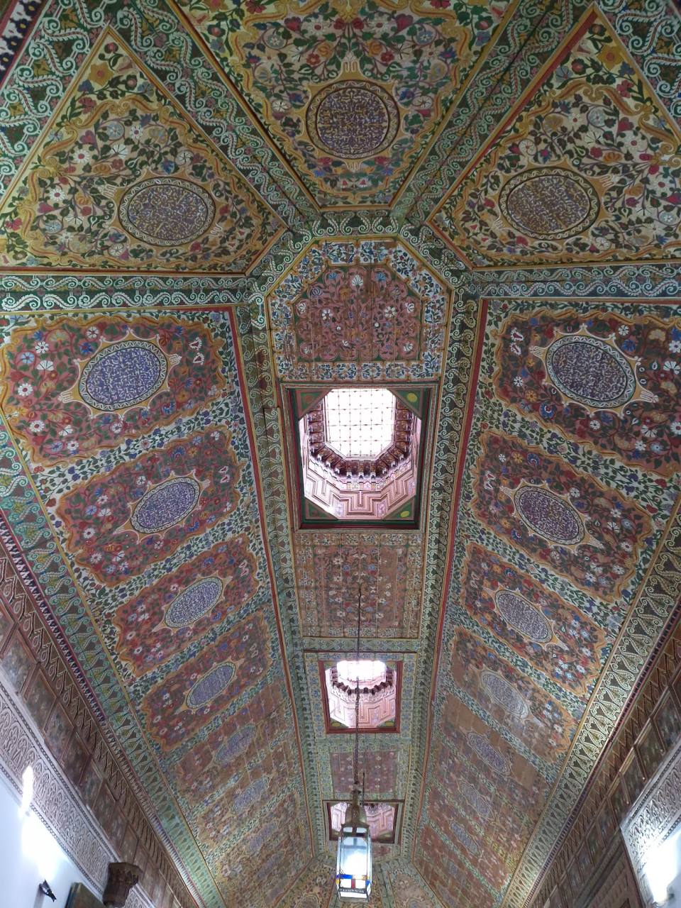 Un techo de cedro pintado en un palacio de Marrakech
