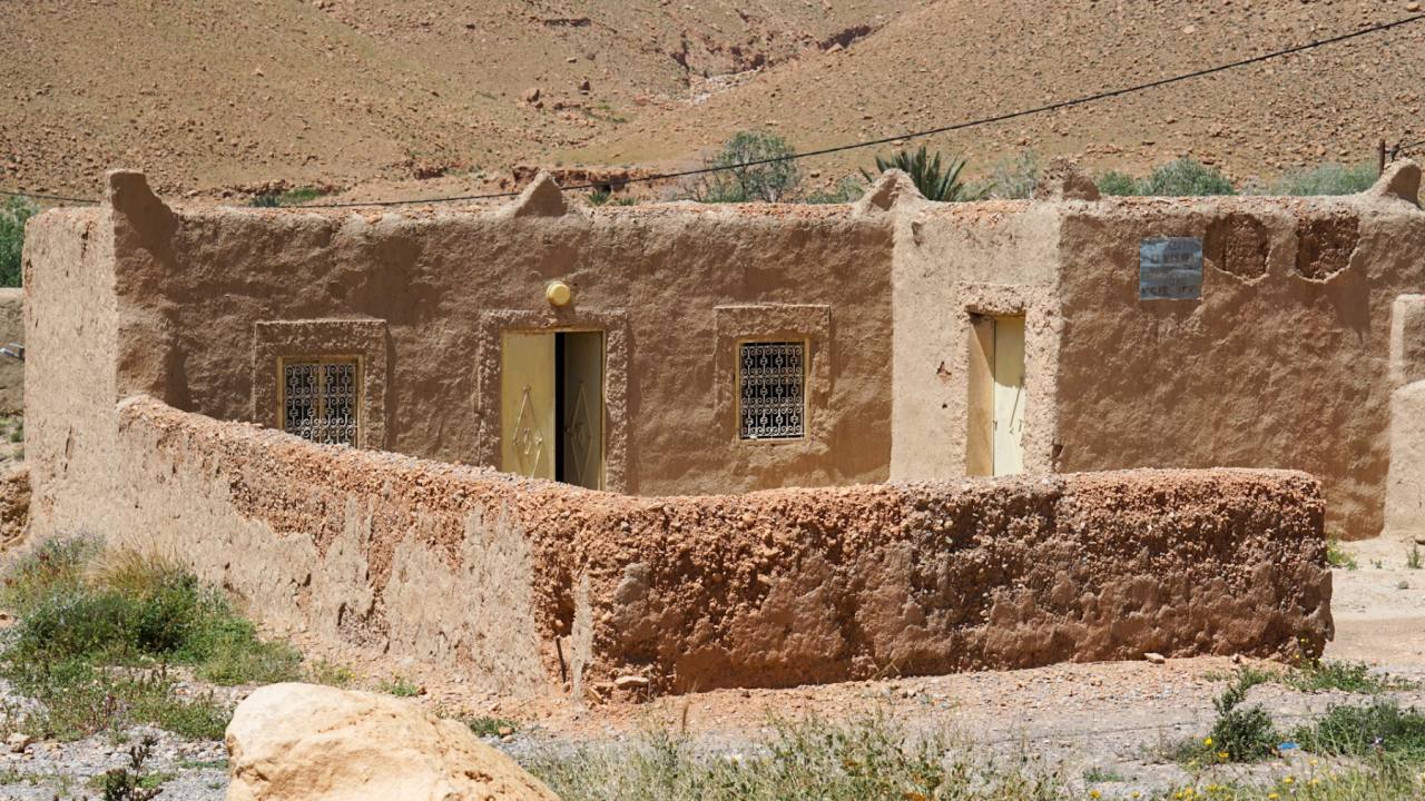 Una casa de adobe en la carretera hacia el sur por el Atlas Medio